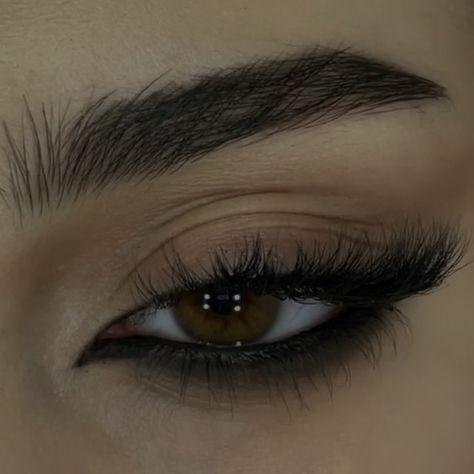 Six Of Crows Nails, Crow Makeup, Arabic Eye Makeup, Vampire Bride, Dark Eye Makeup, Eyeshadow Ideas, Arabic Makeup, Pinterest Makeup, Makijaż Smokey Eye