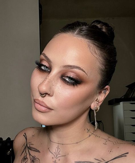 Maquillage Goth, Dark Makeup Looks, Swag Makeup, Smink Inspiration, Alternative Makeup, Makijaż Smokey Eye, Dope Makeup, Edgy Makeup, Goth Makeup