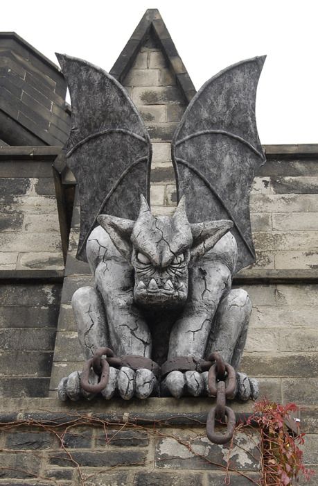 Gargoyle Drawing, Gargoyle Sculpture, Gargoyle Statue, Gargoyles Art, Gothic Gargoyles, Photographie Portrait Inspiration, Gothic Architecture, Angels And Demons, Arte Horror