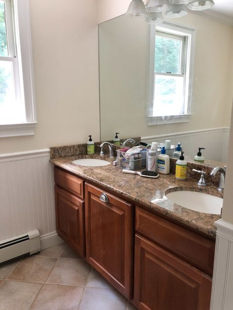 The "before" and "after of painting our bathroom vanity! Diy Bathroom Vanity Makeover, Painted Bathroom Vanity, Diy Trinkets, Makeover Kamar Mandi, Painted Vanity Bathroom, Painting Bathroom Cabinets, Painted Bathroom, Vanity Makeover, Bathroom Vanity Makeover