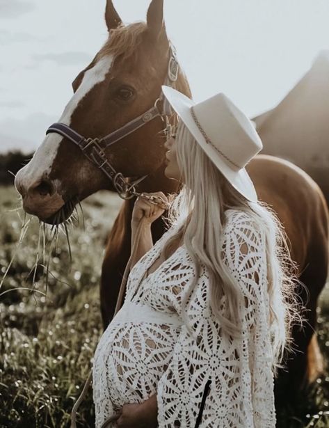 Maternity With Horse, Western Maternity Pictures With Horses, Maternity Horse Photoshoot, Maternity Photos With Horses, Horse Maternity Photoshoot, Horse Maternity Pictures, Maternity Pictures With Horses, Pregnant Cowgirl, Western Maternity Shoot