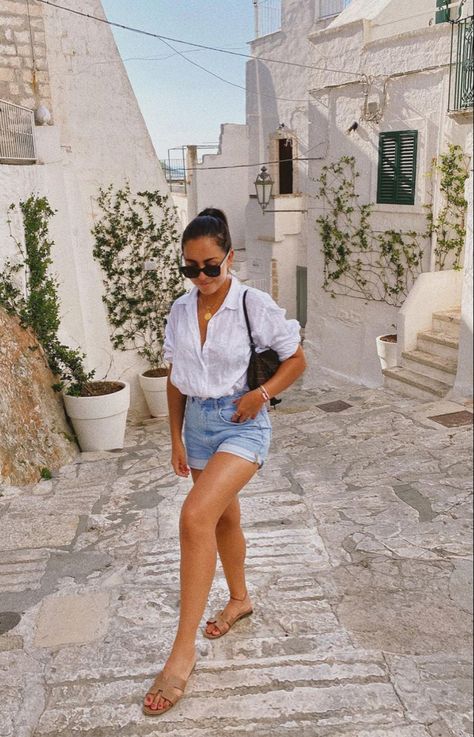 Italian Vacation Outfit, Look Short Jeans, Italy Vacation Outfits, Italy Summer Outfits, Chic Travel Outfit, Rome Outfits, Jean Short Outfits, Denim Shorts Outfit, Summer Holiday Outfits