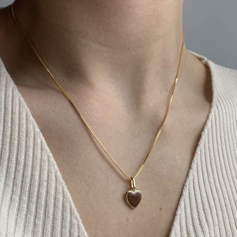 jewelry necklace aesthetic brown heart gold chain Brown Acssesories Aesthetic, Brown Necklace Aesthetic, Brown Jewelry Aesthetic, Aesthetic Brown Heart, Aesthetic Gold Chain, Heart Necklace Aesthetic, Necklace Aesthetic Gold, Gold Necklace Aesthetic, Aesthetic Gold Necklace