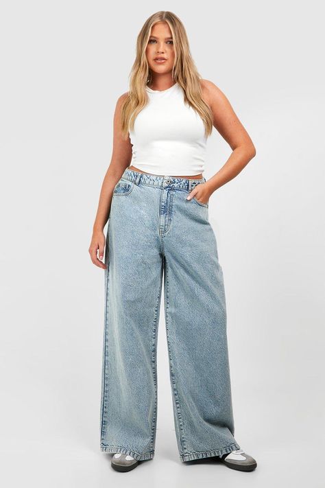 Womens Plus Basics Straight Leg Jeans - Blue - 22 - There's nothing more classic than a t-shirt and straight leg jeans. And if you're looking for classic jeans in plus sizes, we've got them! This pair of plus size straight leg jeans are the same width from the knee to the ankle, balancing body proportions in one versatile pair of pants. The slim fit means this pair of plus size straight jeans are neither baggy nor tight and extra comfortable. Cut to be the perfect fit, we can't wait to see you w Plus Jeans Outfit, Plus Size Straight Leg Jeans, Plus Size Mom Jeans, Outfits Con Jeans, Body Proportions, Curvy Jeans, School Fits, Classic Jeans, Straight Fit Jeans