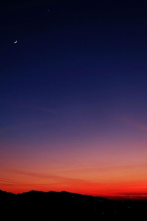 Moon At Sunset, Sunset And Moon Aesthetic, Sunset Moon Aesthetic, Moon And Sunset, Moon Sunset, Soyut Sanat Tabloları, Sky Pictures, Look At The Sky, Seni Cat Air