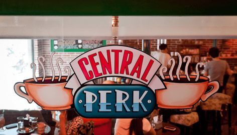 Where is the Central Perk Coffee Shop in the Friends Show Foto Muro Collage, Opening A Coffee Shop, Friends Central Perk, Places In New York, Friends Moments, Opening Credits, Central Perk, Friends Wallpaper, Movie Screen