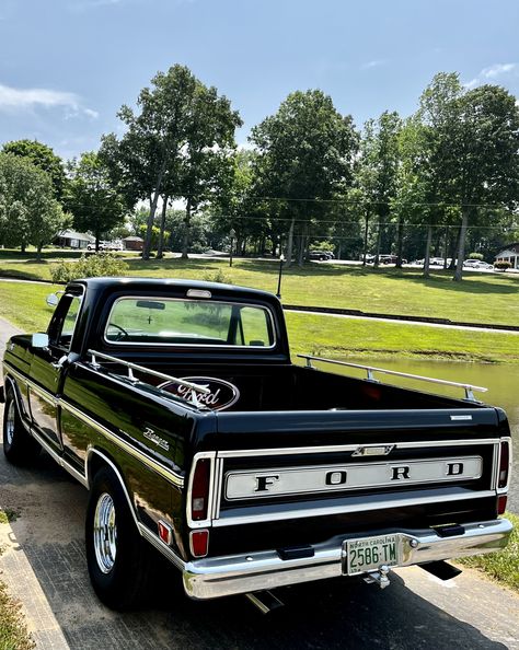 Old School Ford Trucks, Old Pick Up Trucks, Cute Trucks, 70s Truck, Old Ford Trucks Vintage, Black Pickup Truck, Old Ford Pickup Truck, Old Ford Truck, Vintage Pickup