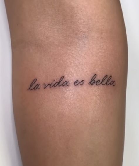 La Vida Es Bella Tattoo, Belle Ame Tattoo, Viva La Vida Tattoo, Phrase Tattoos, Henna Tattoo Designs Simple, Discreet Tattoos, Dainty Tattoos, Subtle Tattoos, Up Tattoos