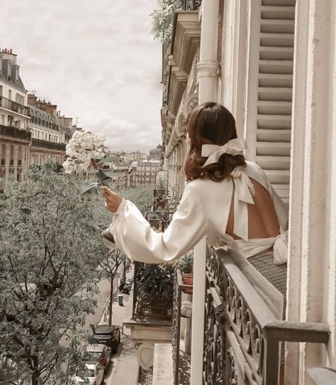 Romantic Academia Aesthetic, Light Acadamia, Academia Aesthetics, Parisian Aesthetic, Romantic Academia, Light Academia Aesthetic, Instagram Baddie, Aesthetic Light, Paris Chic