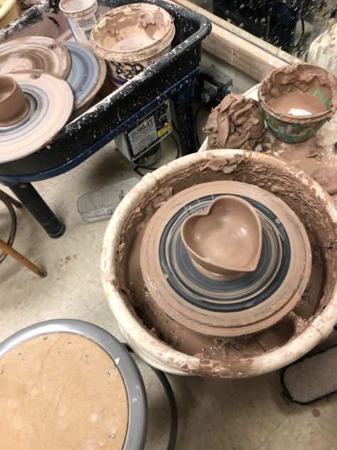 Pottery Date, Clay Throwing, Hand Building Pottery, Throwing Wheel, Clay Sculpture Art, Bowl Clay, Sculpture Making, Ceramic Wheel, Art Profile