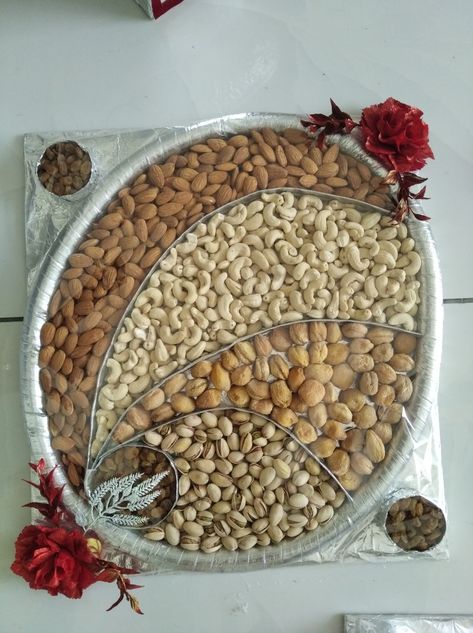 dry fruit packing for weddings in tray pattern Dry Fruit Gift Packing Ideas, Dry Fruits Tray Decoration, Dry Fruit Decoration Ideas, Dry Fruits Decoration Ideas, Fruit Packing For Wedding, Dryfruits Packing Ideas For Wedding, Dry Fruits Packing Ideas Gift In Tray, Dry Fruits Packing Ideas Gift Wedding, Dryfruits Packing Ideas