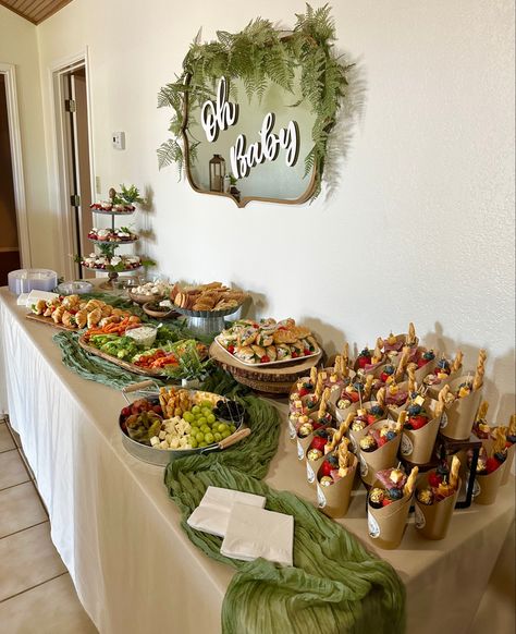 Woodland Theme Food Table, Nature Theme Gender Reveal, Woodland Food Table, Snacks For Baby Shower Boy, Baby Shower Earthy Theme, Baby Shower Food Table Decoration Ideas, Safari Baby Shower Boy Food, Baby Shower Food Display Ideas, Baby Boy Dessert Table