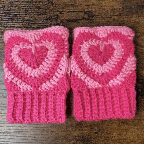 Crochet Fingerless Heart Gloves - Free Pattern & Tutorial Crochet Paw Gloves Free Pattern, Crochet Handwarmer Free Pattern, Red Crochet Amigurumi, Granny Square Hand Warmers, Free Fingerless Gloves Crochet Pattern, How To Crochet Fingerless Gloves, Free Crochet Fingerless Gloves Pattern, Heart Crochet Square, Crochet Hand Warmers Free Pattern