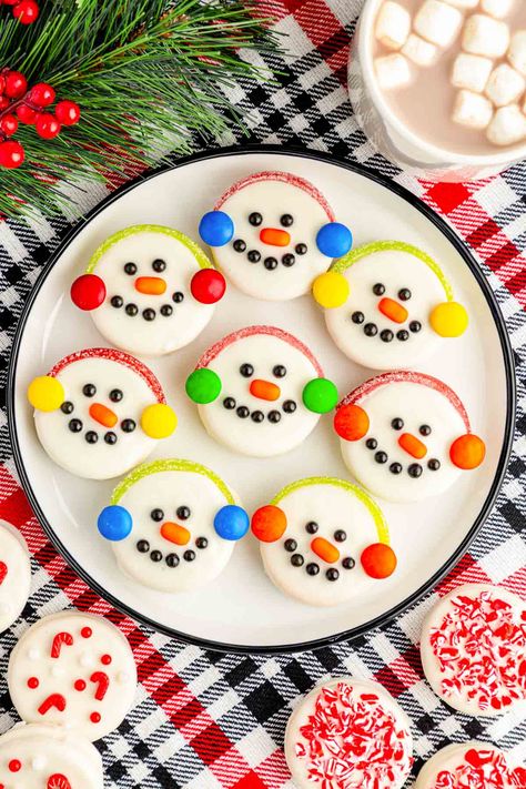 Oreo Snowman, Snowman Cookies Recipe, Snowman Cake Pops, Christmas Trays, Chex Mix Christmas, Melted Snowman Cookies, Snowman Treats, Chewy Gingerbread Cookies, Craft To Make