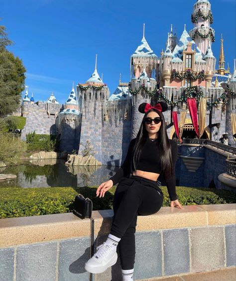 Disney Black Outfit, Disneyland Comfy Outfit, Christmas Theme Park Outfit, Boujee Disney Outfits, Disney Casual Outfits Winter, Disney World Outfit Ideas Winter, Hongkong Disneyland Ootd, Outfit Ideas Disneyland, Disney Outfits Buchifresa