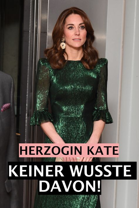 Viele kennen sie als Duchess of Cambridge, die Frau von Prinz William und die Mutter von Prinz George, Prinzessin Charlotte und Prinz Louis. Doch nicht jeder wird Herzogin Kate wohl als gute Freundin bezeichnen dürfen. Das gilt nicht für eine bestimmte Person, von dessen Freundschaft bis jetzt noch keiner wusste. #royals #duchessofcambridge #herzoginkate #okmag Prinz George, Kate Und William, Kate Baby, Herzogin Von Cambridge, German Desserts, Franz Beckenbauer, Princesa Kate Middleton, Prinz William, Prinz Harry