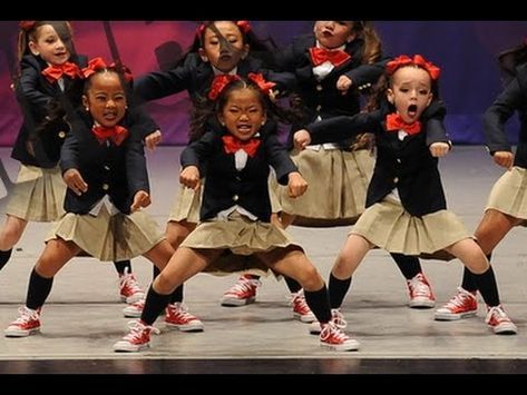 YouTube Kids Dancers Hip Hop, Old Hip Hop, Zumba Kids, Baile Hip Hop, Cheerleading Competition, Chloe Kim, Cheerleading Stunt, Hip Hop Dancer, Tracy Anderson