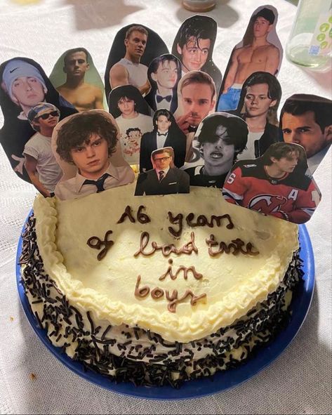 Cake With All My Crushes, Sweet Sixteen Bday Cakes, Smash Cakes Ideas, Cakes With Celebrity Crushes, Celebrity Crush Birthday Cake, Funny 15 Birthday Cake, Cakes For Sweet 16 Birthday, Celebrity Birthday Cakes, Smash Cake Celebrities