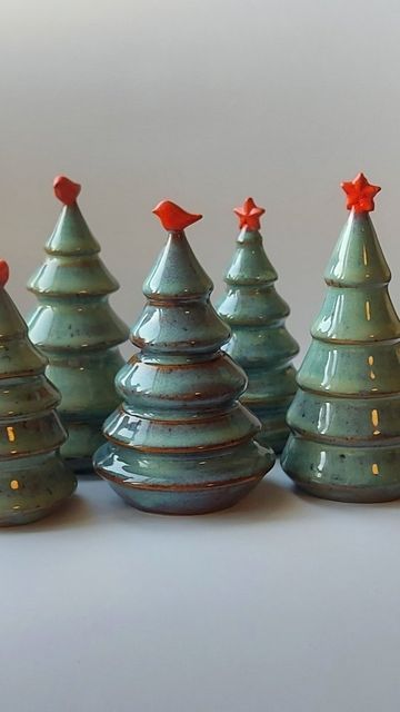 Ceramic Xmas Trees, Ceramic Tree Decorations, Christmas Ceramics Ideas, Pottery Trees, Pottery Christmas Trees, Ceramic Vessels Ideas, Christmas Tree Pottery, Pottery Christmas Tree, Holiday Pottery