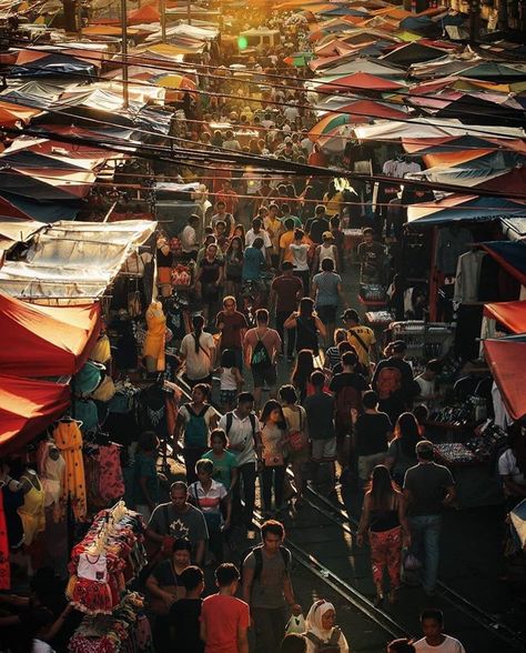 Divisorias Christmas crowd.  Photo and words by @jilson.tiu  #travelingpinoy Filipino Dinner, Street Photography Paris, Philippines Cities, City Streets Photography, Filipino Culture, Photography Backgrounds, Public Market, City Landscape, Urban Life