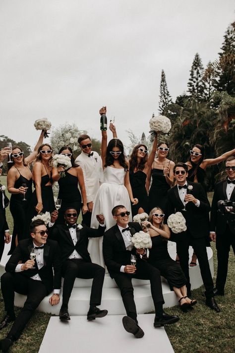 Champagne Pictures Wedding, Tuscany Wedding Bridal Party, Fun Bridal Party Wedding Photos, Classy Wedding Bridal Party, Wedding Pictures Ideas With Bridesmaids, Black And White Wedding Family Photos, Best Wedding Shots Photo Ideas, Old Money Bridal Party, Black Tie Wedding Bridal Party