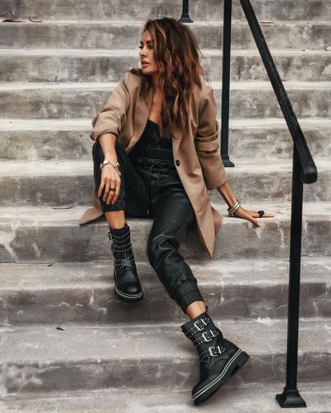 Erica Hoida on Instagram: “City tread in two awesome boots for fall from @vincecamuto exclusively at @dillards. All about tough boots to dress up or down and these…” Black Combat Boots Outfit Winter, Combat Boots Outfit For Women, Black Combat Boots Outfit, Moto Boots Outfit, Black Ankle Boots Outfit, Biker Boots Outfit, Boots Outfit For Women, Boots With Straps, Combat Boots Shorts