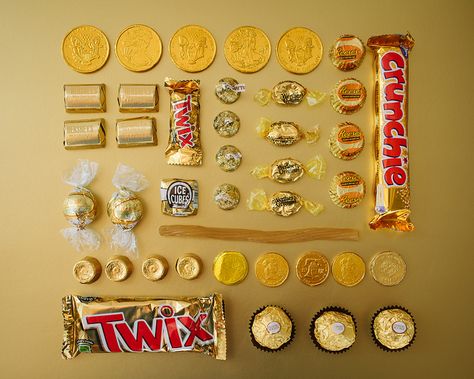 From Emily Blincoe's ‘Sugar Series’, colors organized neatly: GOLD. http://emilyblincoe.tumblr.com/ Knolling Photography, Golden Birthday Parties, Buffet Party, 50th Wedding Anniversary Party, Gold Candy, 50th Anniversary Party, Golden Birthday, Golden Anniversary, Wedding Anniversary Party