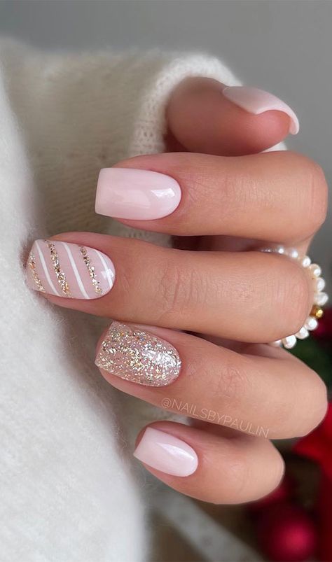 Magical Christmas Nail Art Inspirations : Light Pink & Glitter Nails Christmas Nails Glitter, Pink Christmas Nails, Unghie Nail Art, Pink Glitter Nails, Her Nails, Christmas Nails Acrylic, Nagel Inspo, Short Acrylic Nails Designs, Xmas Nails