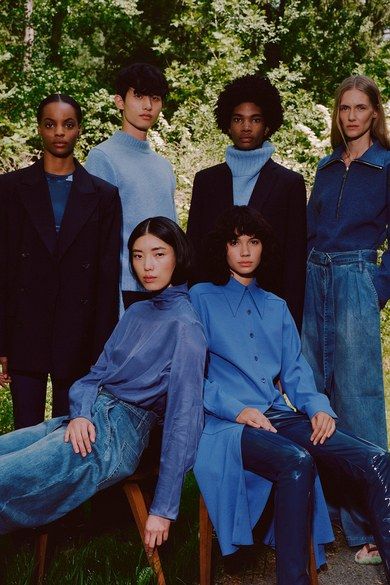 Tibi Resort 2020 collection, runway looks, beauty, models, and reviews. Group Photo Poses, Editorial Vogue, Group Poses, Group Photography, Resort 2020, Photoshoot Concept, Foto Vintage, Trik Fotografi, Fashion Group