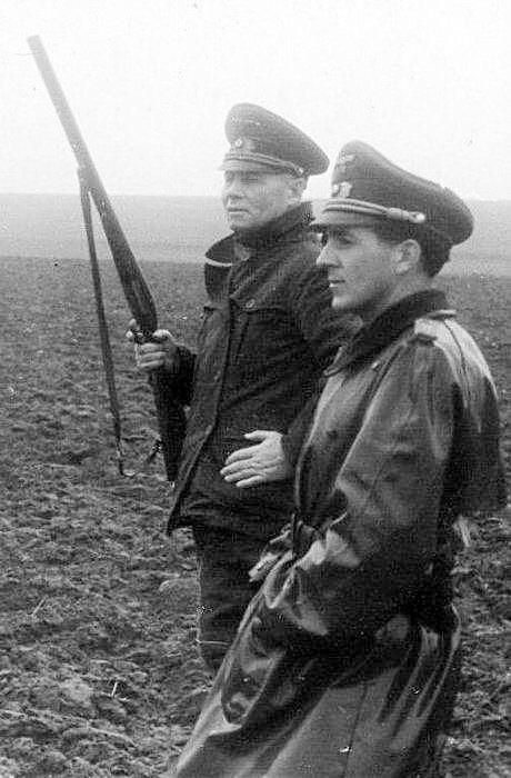 General Erwin Rommel Hunting Afrika Corps, Wwii German Uniforms, Erwin Rommel, Ww2 Soldiers, Ww2 Photos, German Soldiers Ww2, German Uniforms, German History, Military Pictures