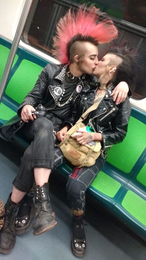 70’s Punk, Queer Punk Fashion, Punk Person, Crust Punk Fashion, Punk Girl Aesthetic, Punk Girl Art, Punk Couples, Punk People, 90's Punk