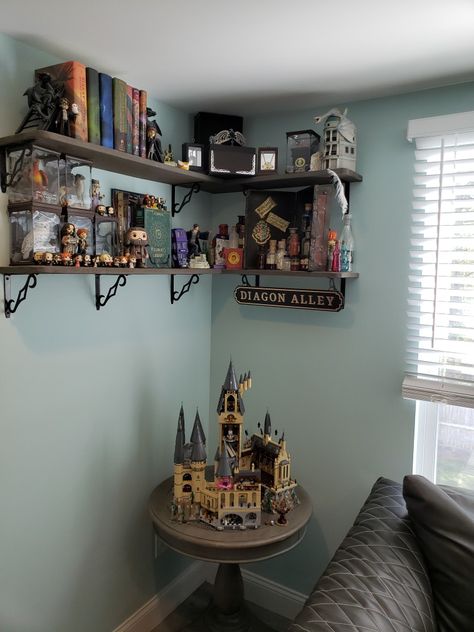 HP Hogwarts Lego castle with aged potions shelf and HP books. Harry Potter Display, Harry Potter Bedroom Decor, Citate Harry Potter, Zimmer Diy, Stile Harry Potter, Castle Bedroom, Lego Hogwarts, Harry Potter Nursery, Harry Potter Room Decor