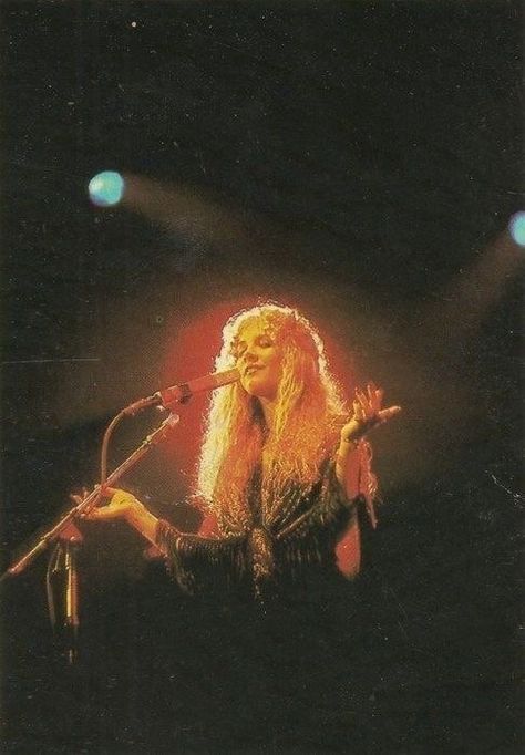 Stevie Nicks On Stage 70s, Stevie Nicks On Stage, Stevie Nicks Wallpaper Aesthetic, Late 60s Aesthetic, Mundo Hippie, Cultura Punk, Tableaux Vivants, Hippie Aesthetic, Stevie Nicks Fleetwood Mac