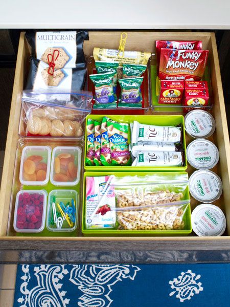 Start a snack station to get organized for back-to-school lunch preparation! Work Snacks, Snack Drawer, Snack Station, Back To School Organization, Kitchen Hacks Organization, Snacks Saludables, Small Snacks, Healthy Work, After School Snacks