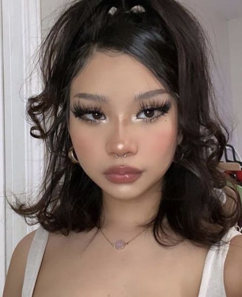 Y2k Makeup Looks, Y2k Hair, Flot Makeup, Y2k Hairstyles, Hairstyle Tutorials, Smink Inspiration, Idee Cosplay, Haircut Styles, Cute Makeup Looks