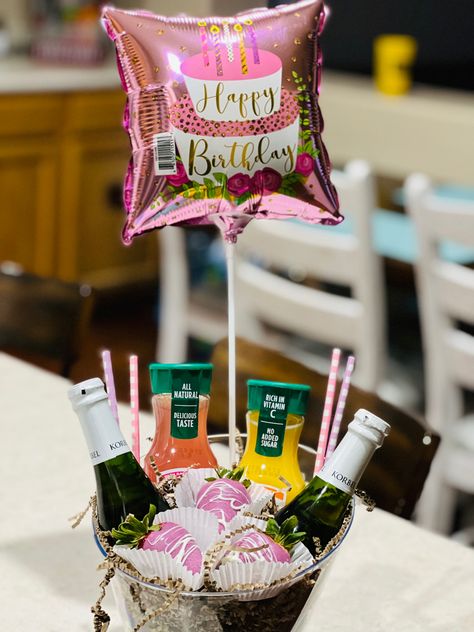 Momosa Mothers Day Gift Basket, Mimosa Basket Gift Ideas Diy, Brunch Basket Gift Ideas, Mimosa Gift Basket Diy Cute Ideas, Mini Mimosa Kit, Mimosa Gift Ideas, Mimosa Basket Gift Ideas, Booze Gift Basket, Mimosa Basket