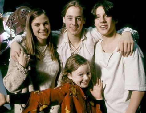 Behind-the-scenes photo of the cast of "Hocus Pocus"---best Halloween movie! Hocus Pocus Cast, Hermanas Sanderson, Max Dennison, Kathy Najimy, Hocus Pocus 1993, Hocus Pocus Movie, Citate Harry Potter, Sean Murray, Doug Jones