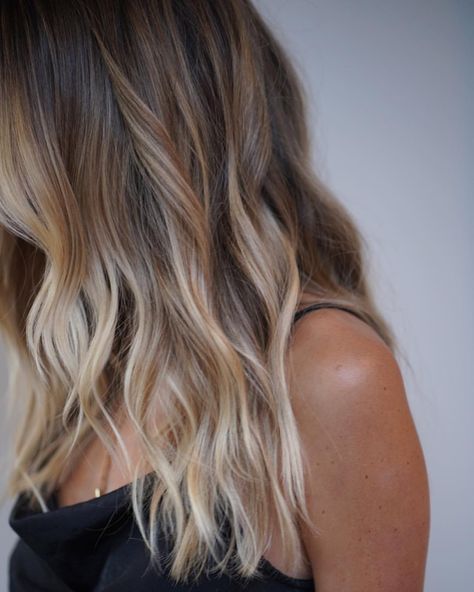 JOHNNY RAMIREZ Colorist on Instagram: “Lived in color ❤️ California beach kissed high lights. Hair color @johnnyramirez Hair cut @ramontgarcia #livedincolor #johnnyramirez…” Half Blonde Balayage, Beach Balayage Brunettes, Bronde Melt, Balayage Hair Brown, Boliage Hair, Midi Hair, California Blonde, Sunkissed Hair, Lived In Color