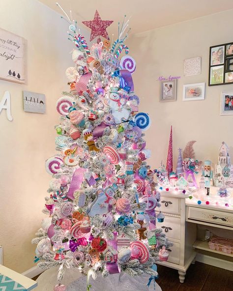 𝕄𝕣𝕤𝔸𝕘𝕦𝕠𝕟🌺 on Instagram: “Oh Christmas tree💓🎄✨🍬 . Okay so I’ve never ever decorated this early for Christmas! I usually wait until after Thanksgiving. But all of you…” Fake Cake Slice, Gorgeous Christmas Trees, Christmas Tree Goals, Sugar Plum Christmas, Plum Christmas, Sugarplum Christmas, Christmas Candyland, Candyland Christmas Tree, Candyland Theme