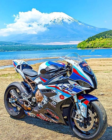 Bmw Motorcycle S1000rr, Mouth Anime Aesthetic, Bmw Motorbikes, Fuel Efficient Cars, Image Moto, Мотоциклы Cafe Racers, Bmw Motors, Pretty Bike, Kawasaki Motorcycles