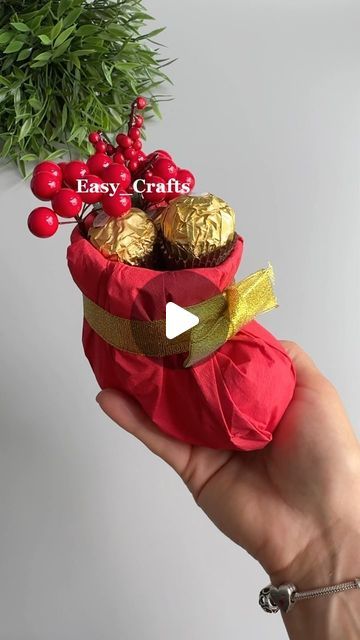 Xmas Candy Crafts, Candy Gift Ideas Christmas Easy Diy, Handmade Christmas Gift Ideas Diy Crafts, Kids Xmas Crafts Easy, Christmas Crafts Hot Chocolate Diy Gifts, Xmas Chocolate Ideas, Xmas Mugs Diy Gift Ideas, Christmas Candles Diy Craft Ideas, Gifts In A Mug Ideas Easy Diy