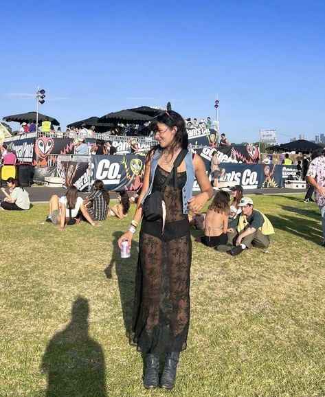 Simple Festival Outfit Summer, All Black Music Festival Outfit, Grunge Festival Outfit Summer, Sick New World Festival Outfit, House Edm Outfit, Outside Lands Outfit Ideas, Glastonbury Outfit Ideas, Music Outfits Festival, Goth Music Festival Outfit