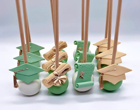 Graduation Cake Pops Ideas, Cake Pops Graduation, Graduation Cakepops, 2022 Hats, Art Party Cakes, Dessert Table Graduation, Graduation Cake Pops, Graduation Cake Designs, Graduation Party Desserts