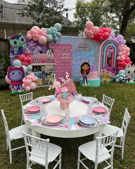 Lanas’ dollhouse! Kids table set up and our new kids tables Thanks to mommy Zara for choosing us Happy to bring your vision to… | Instagram Gabby Dollhouse Photoshoot, Gabby Dollhouse Decorations, Gabbys Dollhouse Centerpiece, Gaby Dollhouse Party Ideas Decoration, Kids Birthday Table Set Up, Kids Party Table Set Up Ideas, Gabby Doll House Birthday Party, Gabbys Dollhouse Birthday Party Decor, Gaby Dollhouse Party Ideas