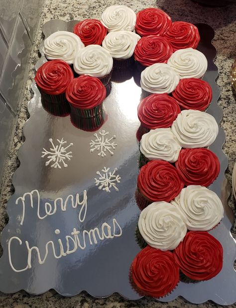 Candy Cane Pull Apart Cupcakes, Xmas Bday Party Ideas, Santa Cupcake Cake, Christmas Cupcake Pull Apart Cake, Christmas Filled Cupcakes, Easy Winter Cake Decorating, Christmas Decorated Cakes, Fun Cupcake Decorating Ideas, Candy Cane Cupcakes