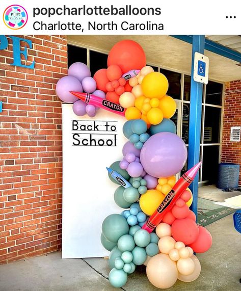 First Day Of School Balloon Garland, Back To School Photo Backdrop Ideas, Classroom Balloon Decor, School Open House Photo Backdrop, Back To School Balloon Backdrop, Elementary School Decor, Back To School Party Decor, Back To School Backdrop Ideas, Back To School Decorations For Classroom