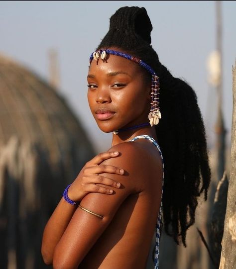 Indigenous Women Hairstyles, Shaka Ilembe, Zulu Women Beauty, Traditional African Hairstyles, African Femininity, South African Hairstyles, Afro Inspiration, Zulu Traditional Attire, Majestic Hair