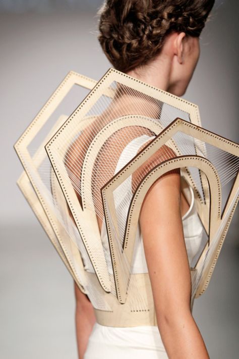 con.stru.ction. Architectural Fashion Design, Wearable Architecture, Structured Fashion, Architectural Fashion, Sculptural Fashion, Geometric Fashion, Textil Design, Iris Van Herpen, 3d Fashion