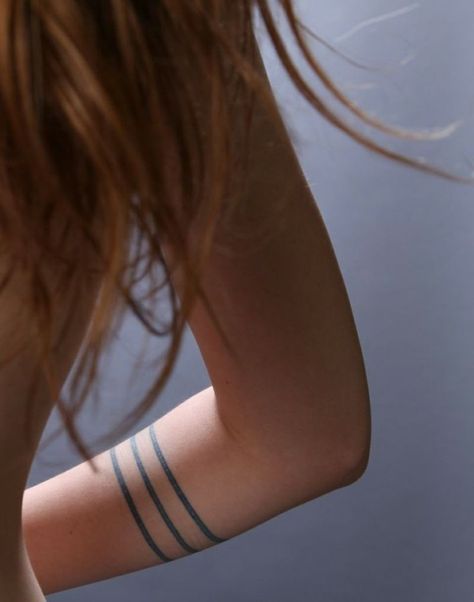 Was bedeutet ein Armband Tattoo und welche Symbole sind angesagt? - Tattoos - ZENIDEEN Armband Tattoo Frau, Tattoos Bracelet, Tattoo Plume, Straight Line Tattoo, Stripe Tattoo, Thin Line Tattoos, Wrist Bracelet Tattoo, Cream Tattoo, Armband Tattoos