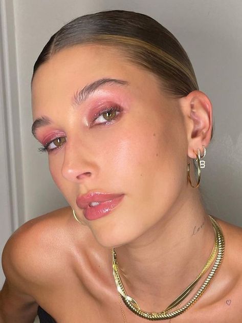 Hailey Bieber's Makeup Artist Says These Spring Trends Will Reign Supreme Spring Makeup Trends, Maquillage On Fleek, Celebrity Makeup Looks, Pink Eye, Smink Inspiration, Spring Makeup, Glowy Makeup, Pink Makeup, Hailey Baldwin